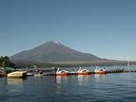 サイト隣接の湖畔からの富士山